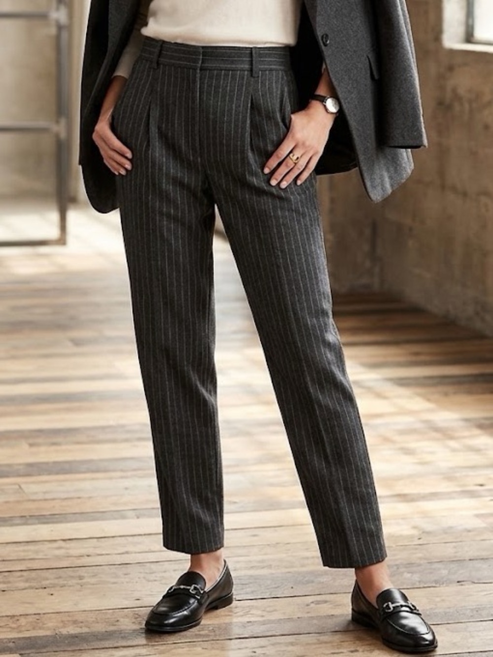 Banana Republic Charcoal Gray Pinstripe Pleated Trousers Size 6 Wool Blend Lined